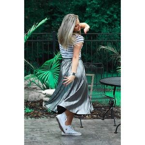 pleated metallic silver midi skirt sz. m